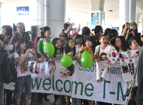 베트남 공항 마비시킨 티맥스와 브아걸