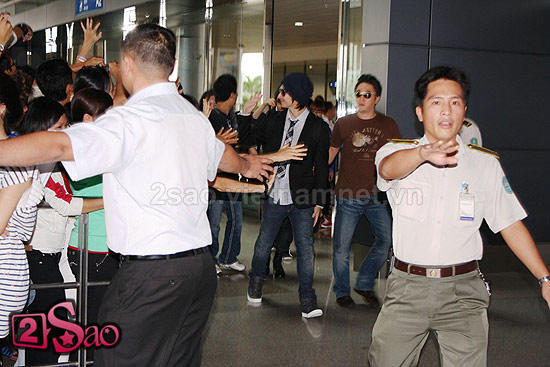 베트남 공항 마비시킨 티맥스와 브아걸